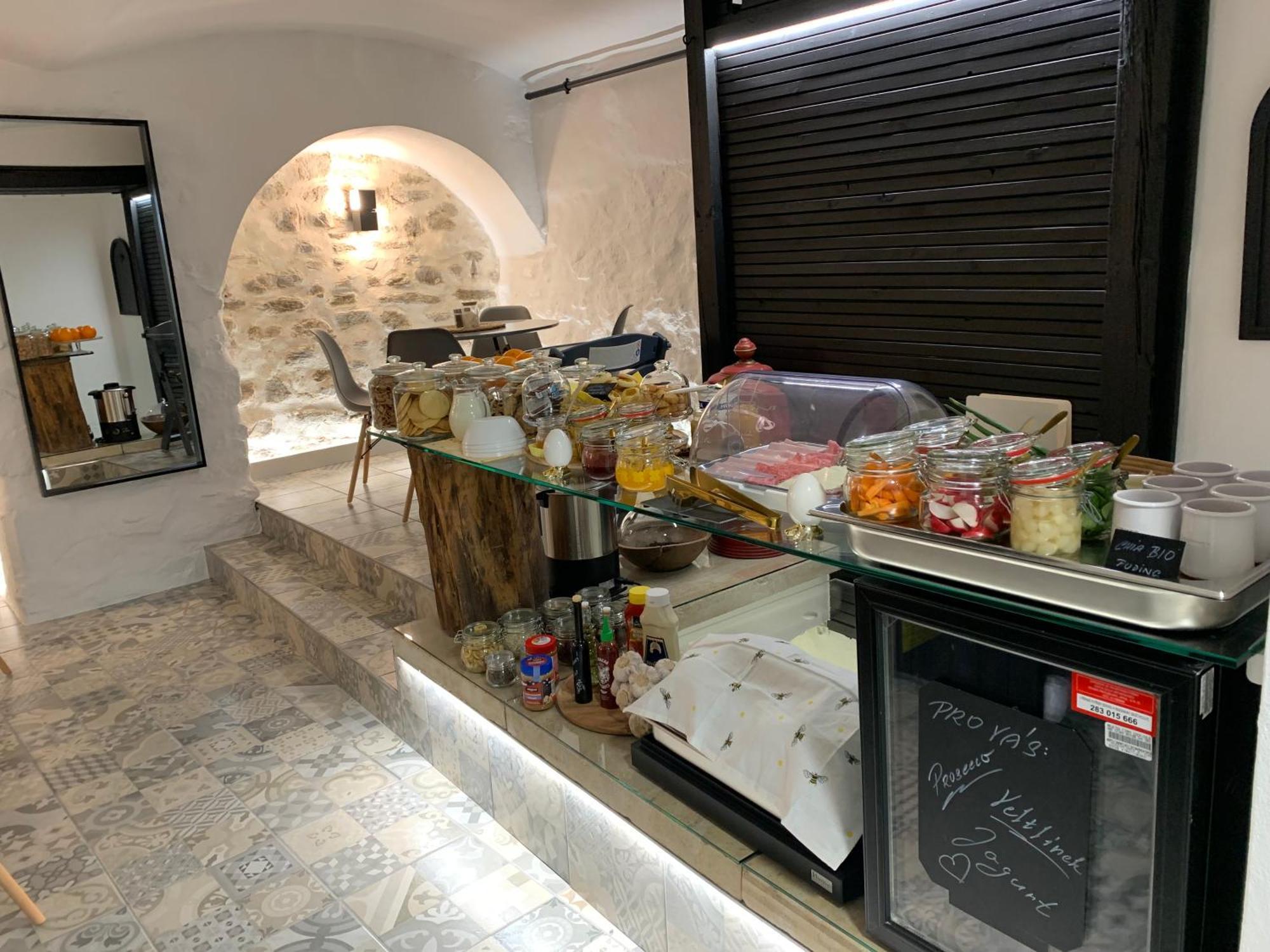 Boutique Apartments U Rolanda, Mikulasske Namesti Znojmo Luaran gambar